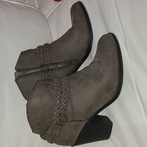 Chic Women's Ankle Booties in Gray